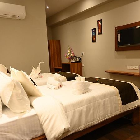 Neel Clarks Inn Express Agra  Bagian luar foto