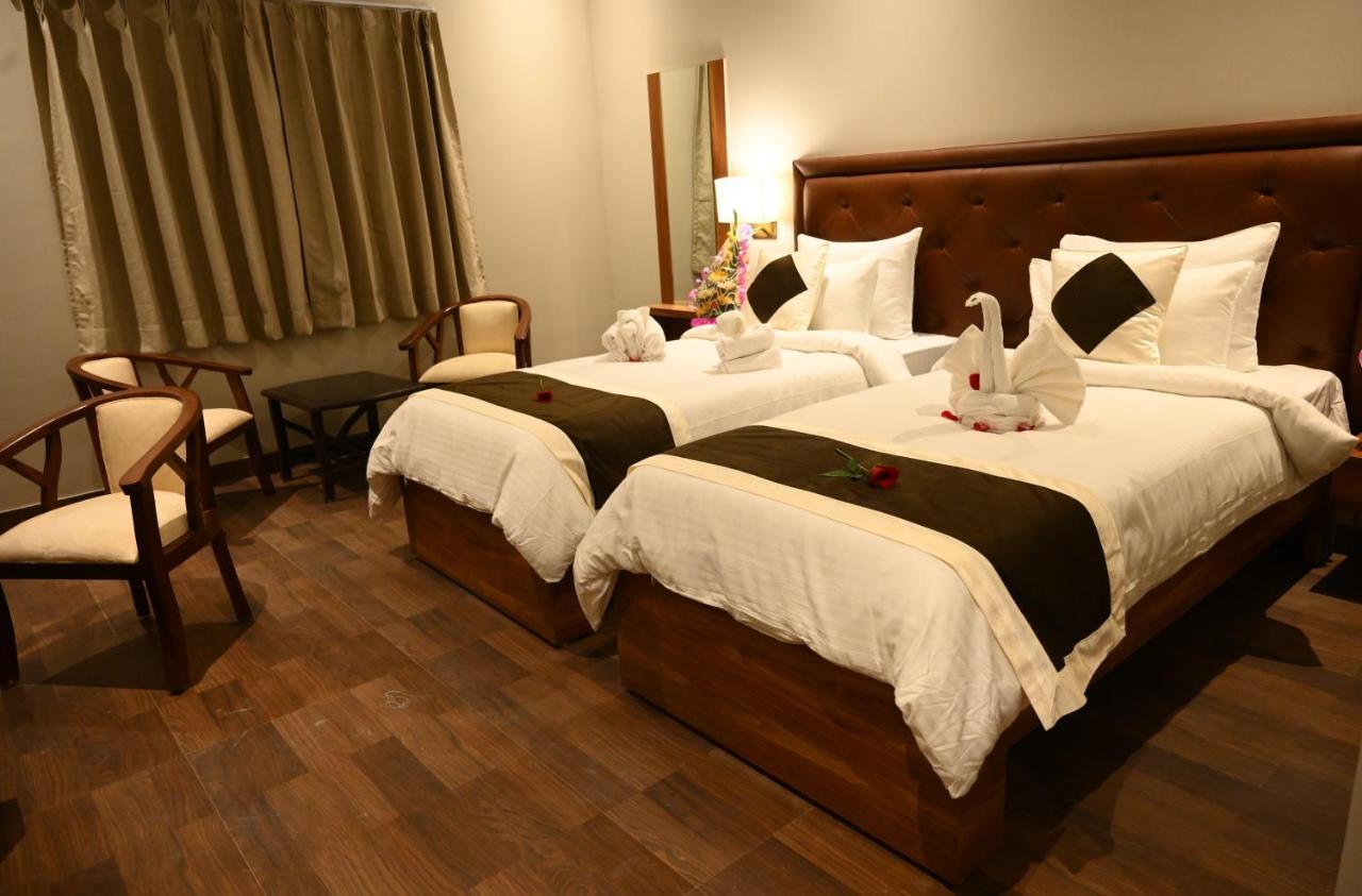 Neel Clarks Inn Express Agra  Bagian luar foto