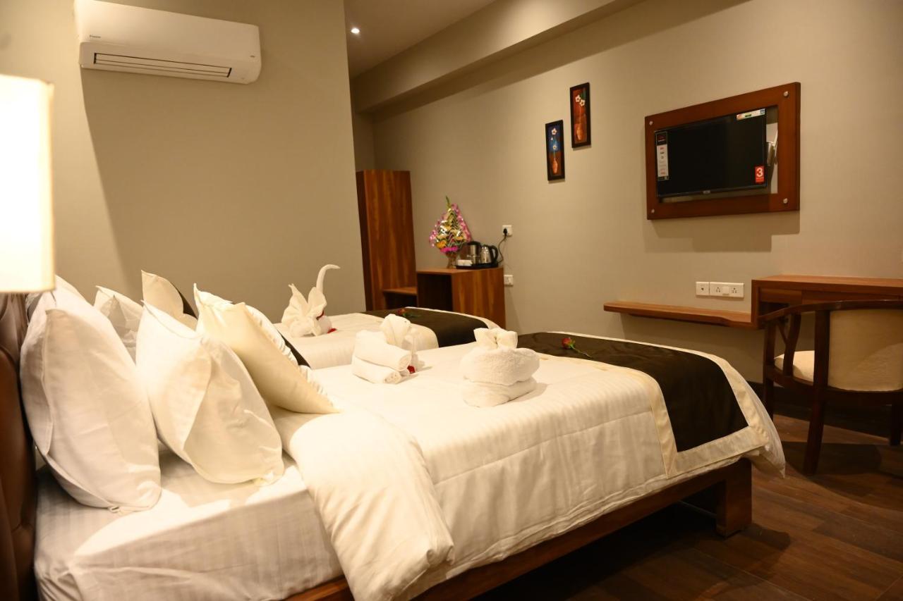 Neel Clarks Inn Express Agra  Bagian luar foto