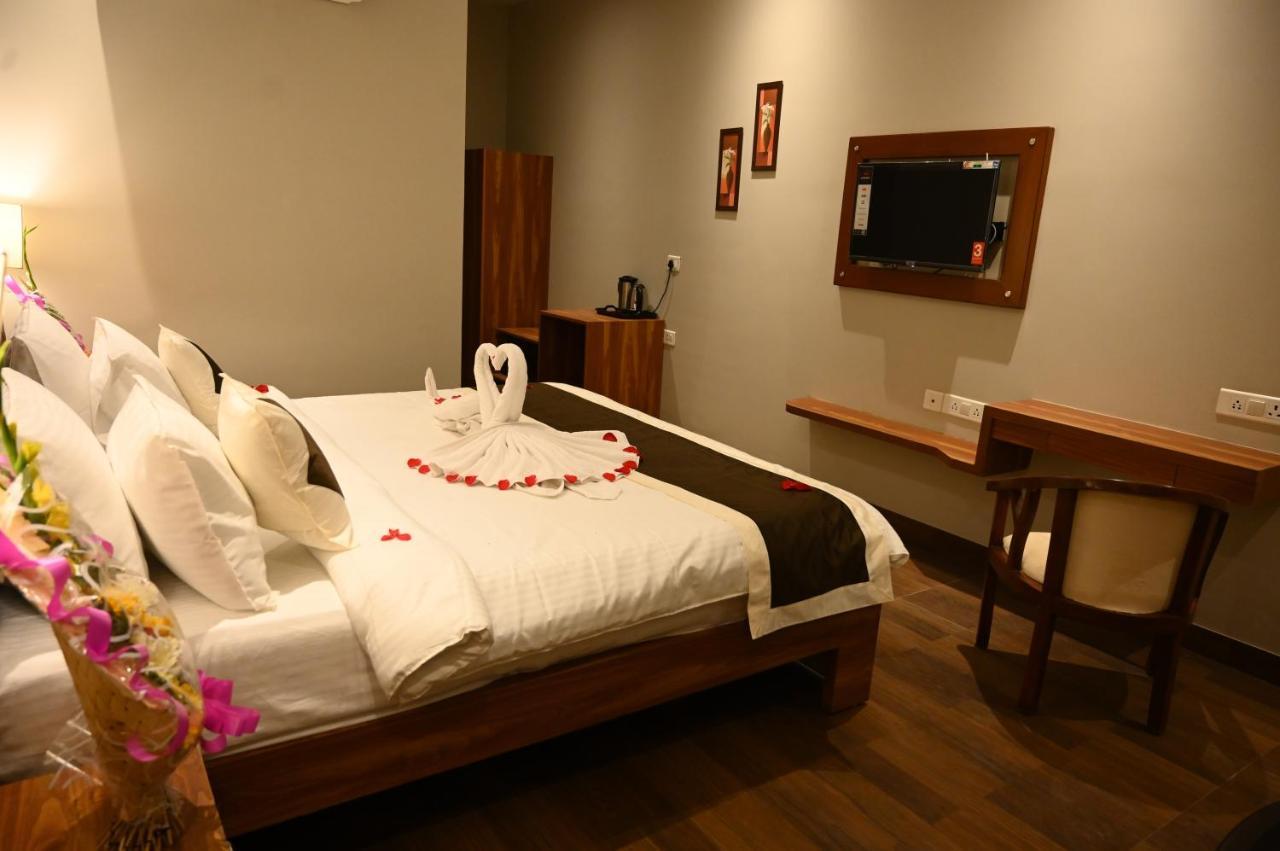 Neel Clarks Inn Express Agra  Bagian luar foto