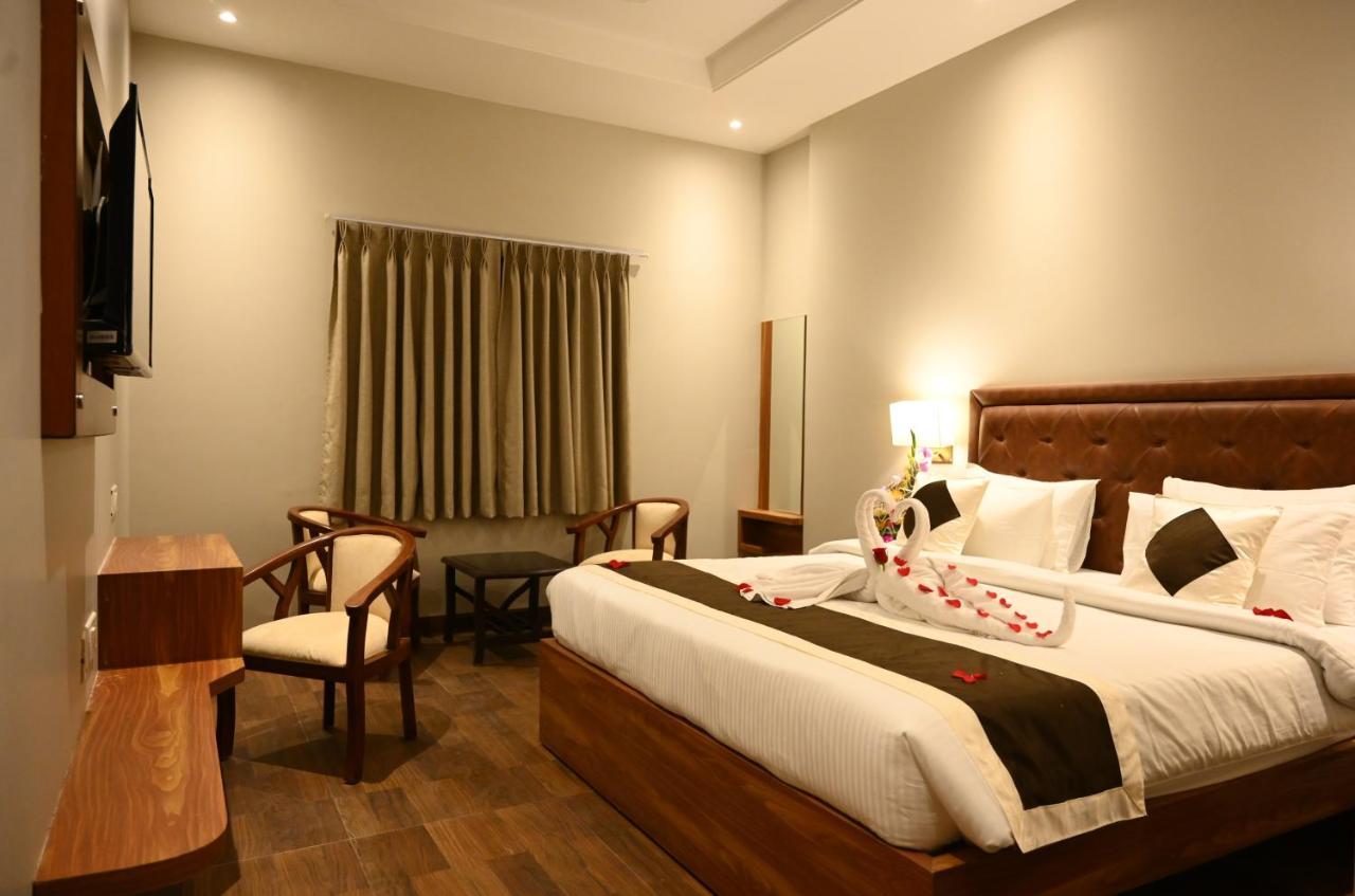 Neel Clarks Inn Express Agra  Bagian luar foto