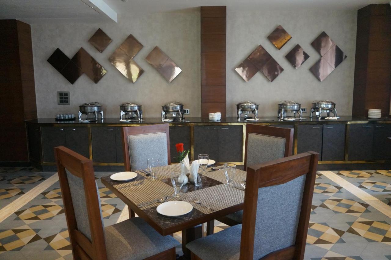 Neel Clarks Inn Express Agra  Bagian luar foto