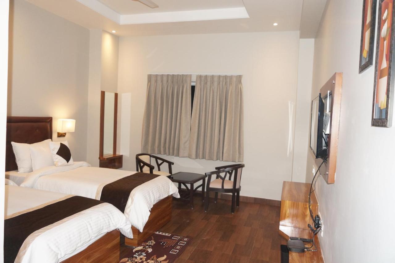 Neel Clarks Inn Express Agra  Bagian luar foto