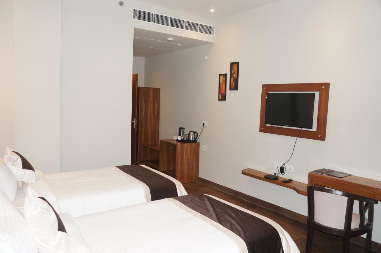 Neel Clarks Inn Express Agra  Bagian luar foto