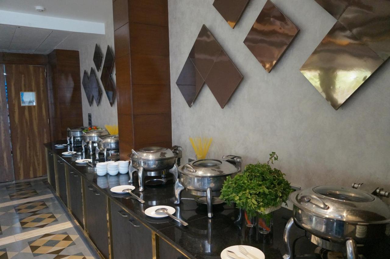 Neel Clarks Inn Express Agra  Bagian luar foto