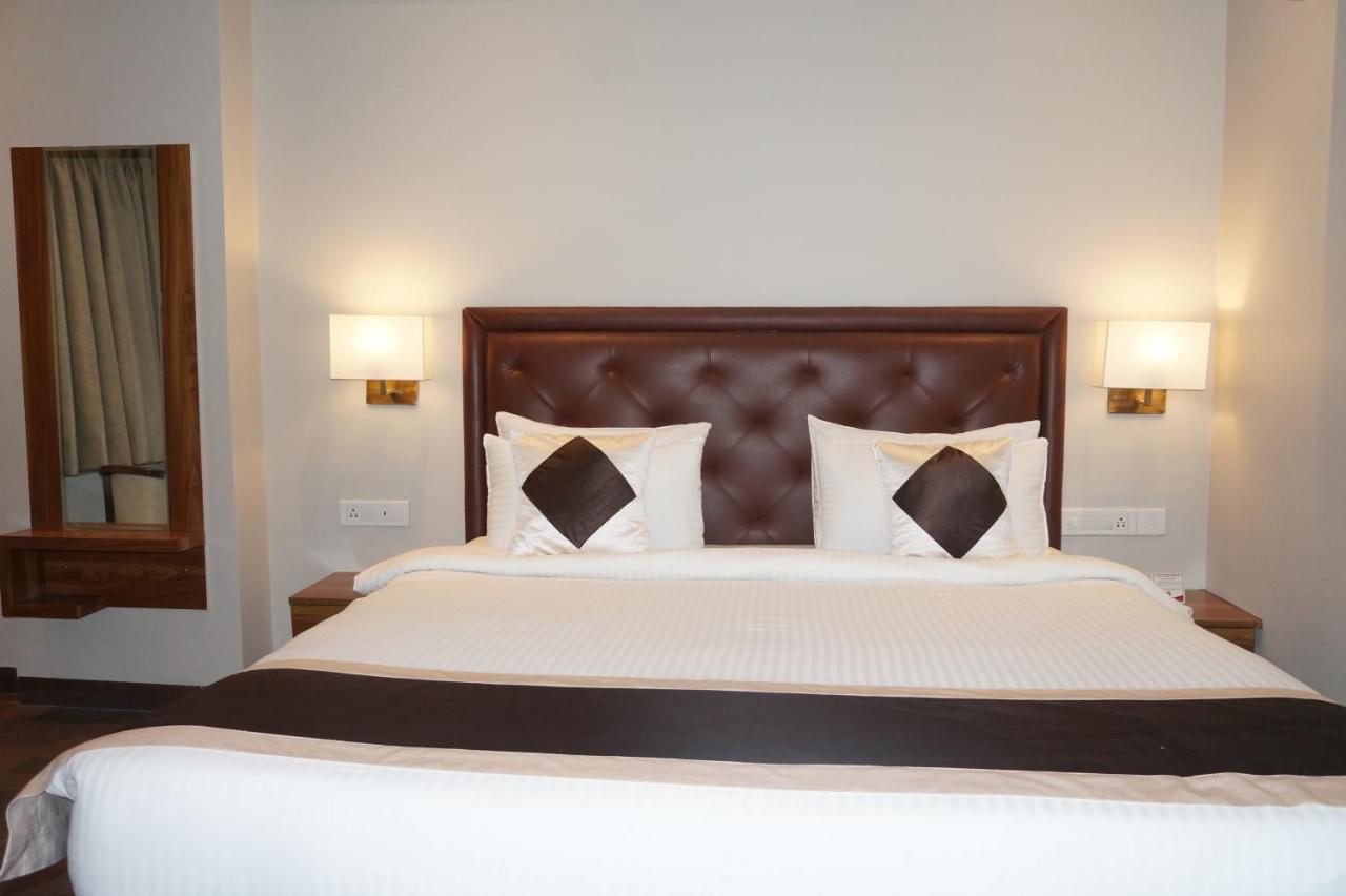 Neel Clarks Inn Express Agra  Bagian luar foto