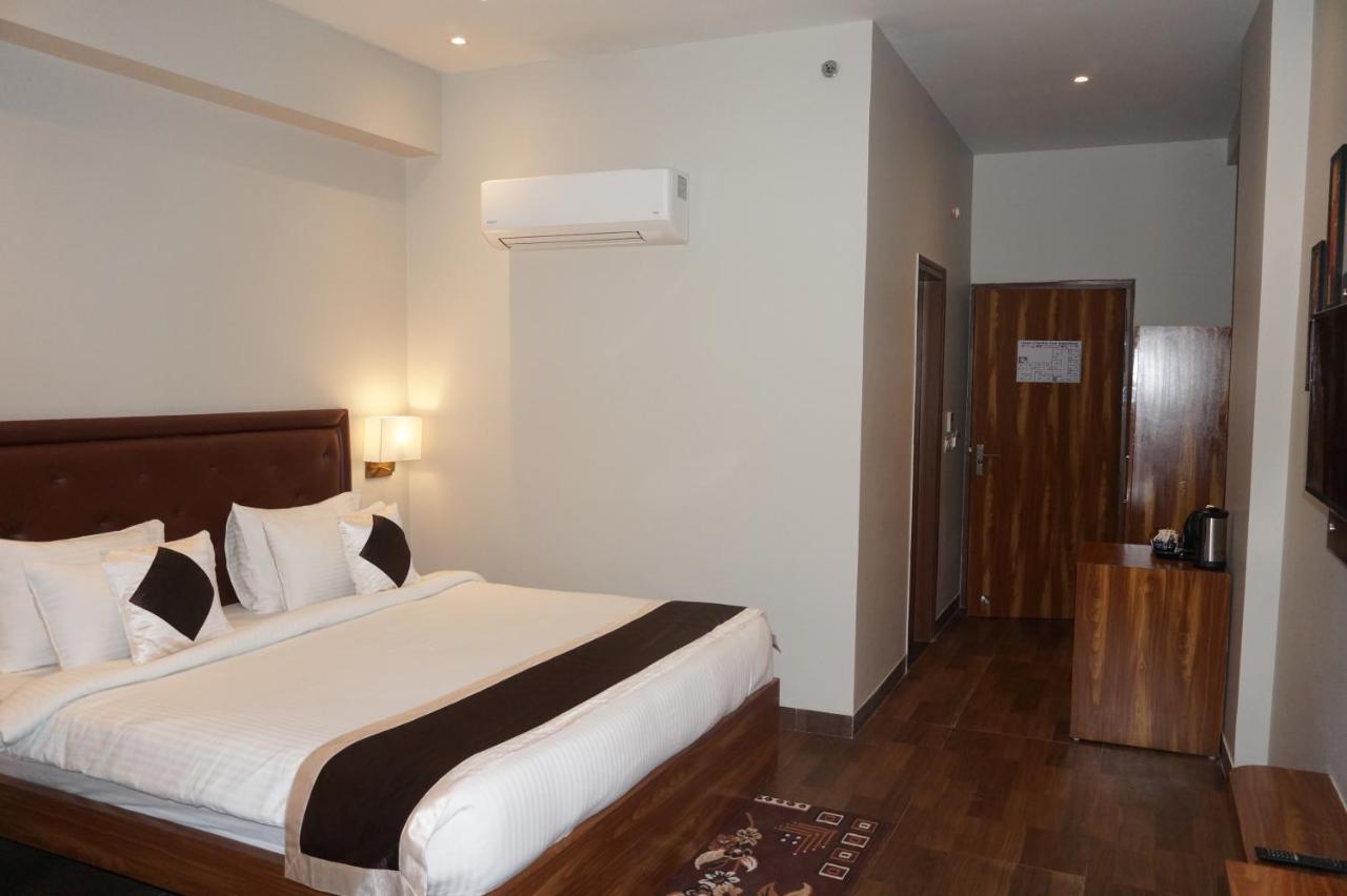 Neel Clarks Inn Express Agra  Bagian luar foto