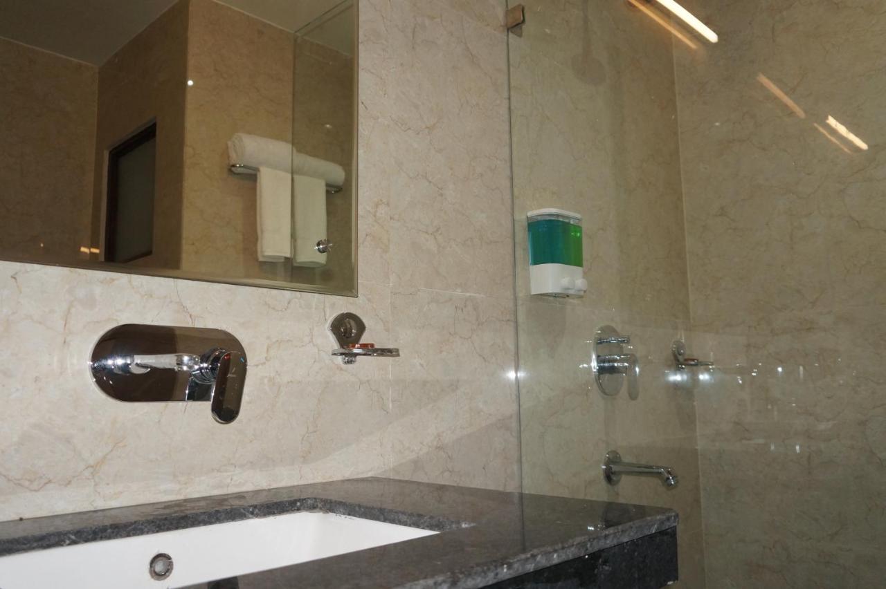 Neel Clarks Inn Express Agra  Bagian luar foto