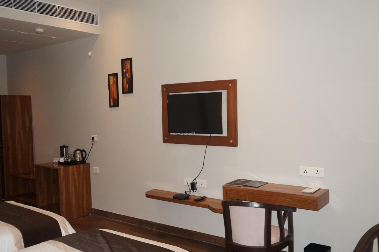Neel Clarks Inn Express Agra  Bagian luar foto