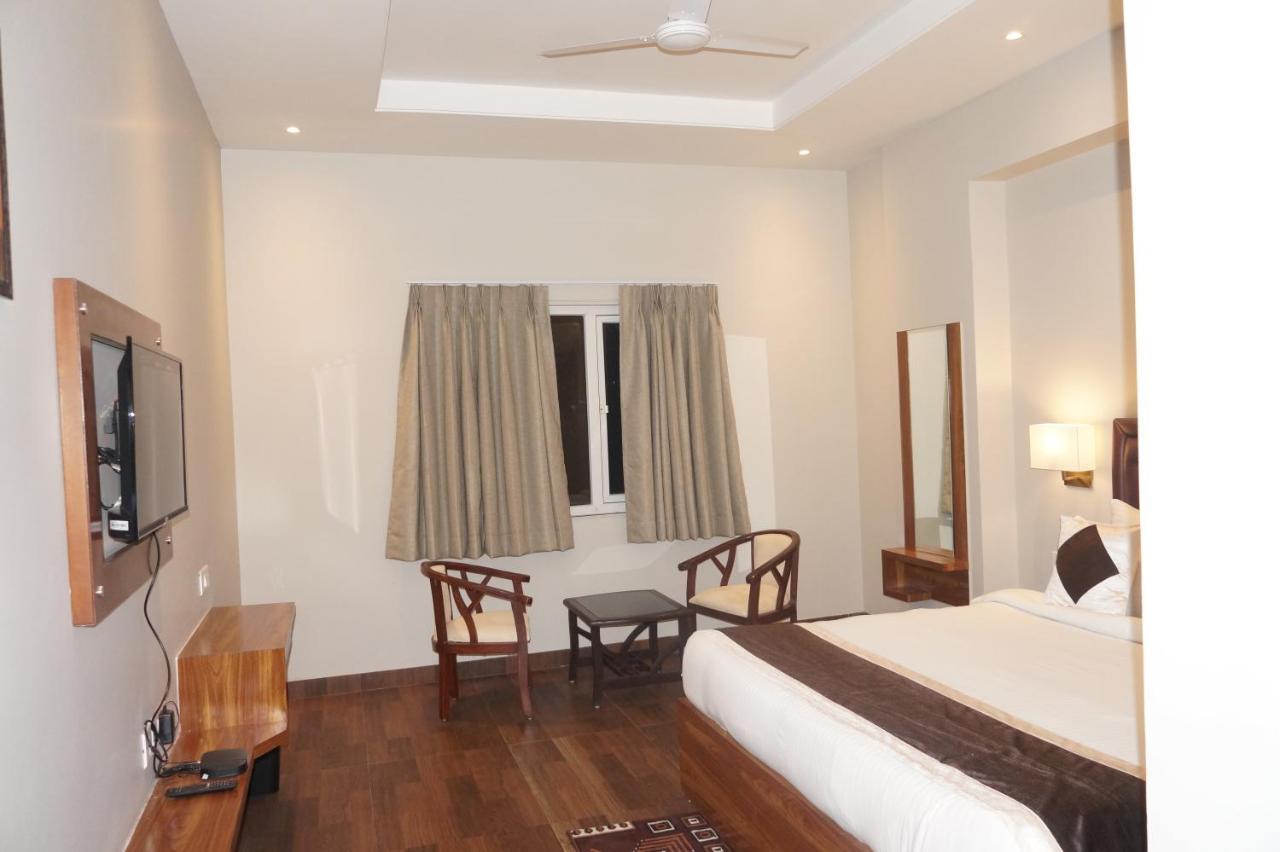 Neel Clarks Inn Express Agra  Bagian luar foto