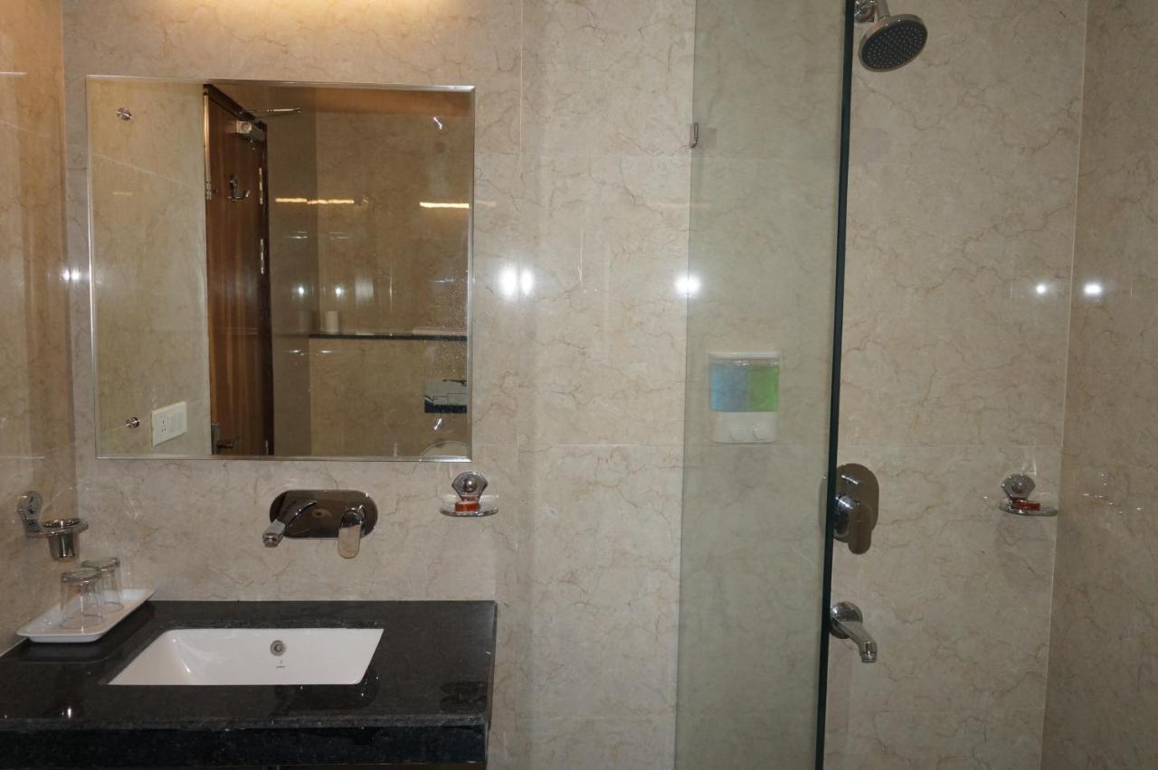 Neel Clarks Inn Express Agra  Bagian luar foto