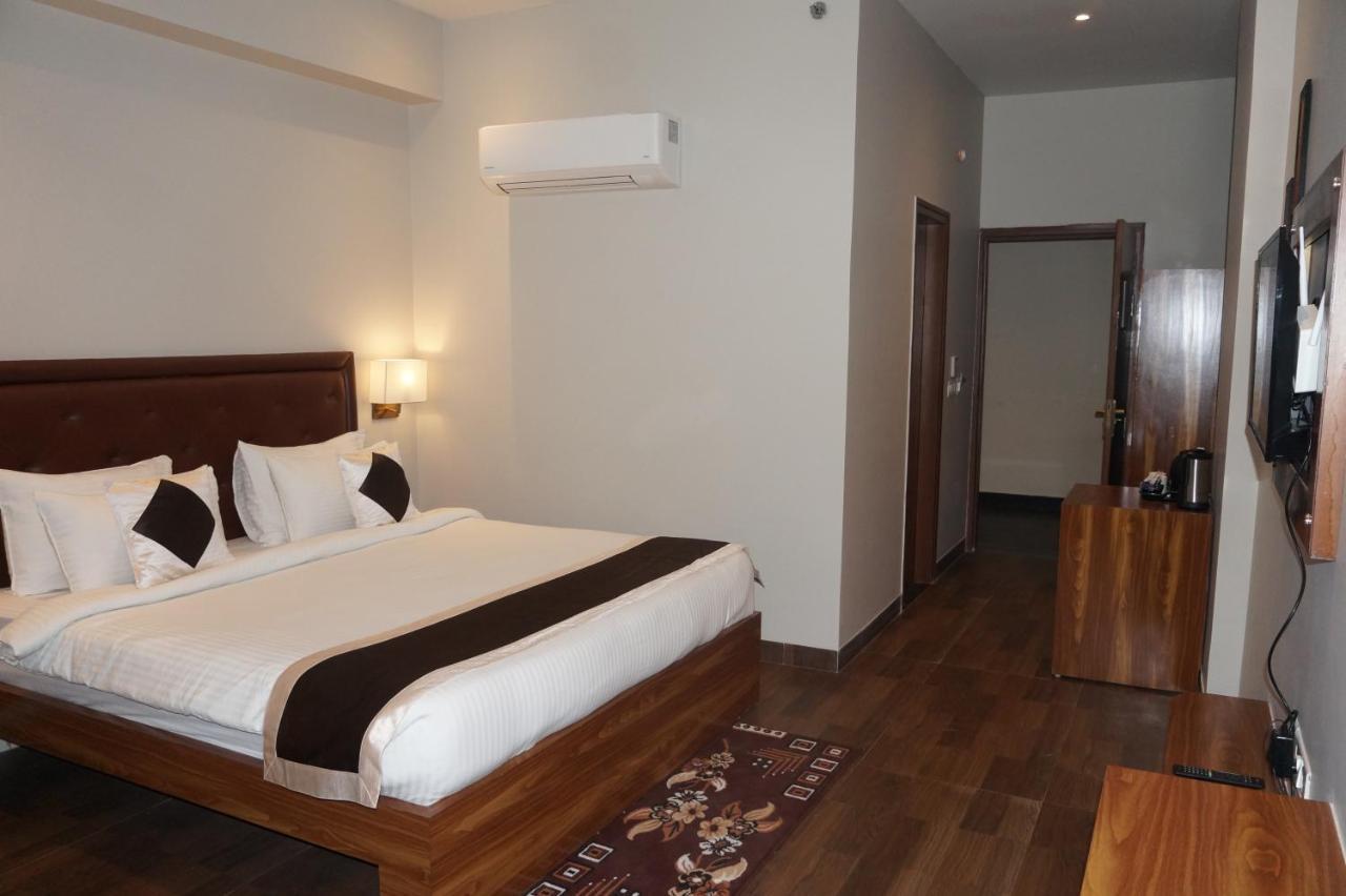 Neel Clarks Inn Express Agra  Bagian luar foto