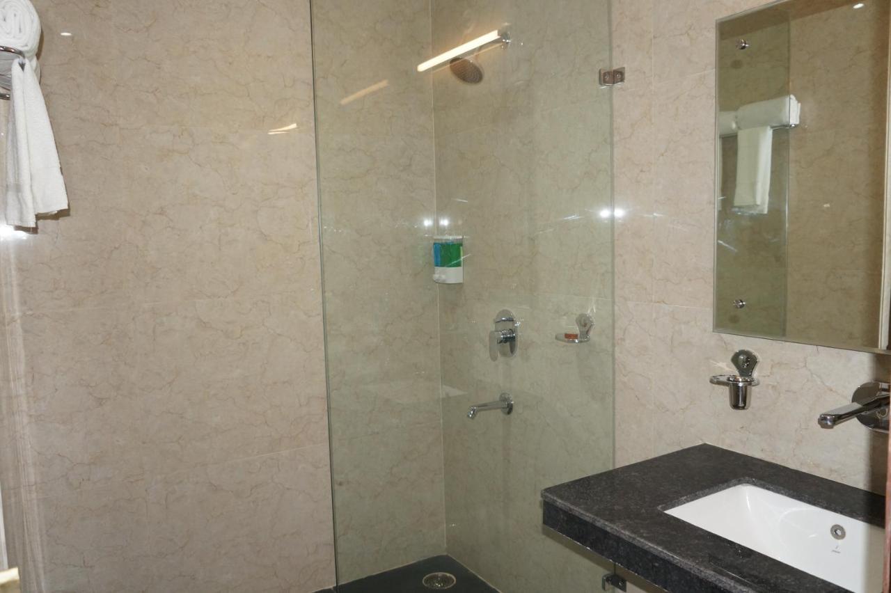 Neel Clarks Inn Express Agra  Bagian luar foto